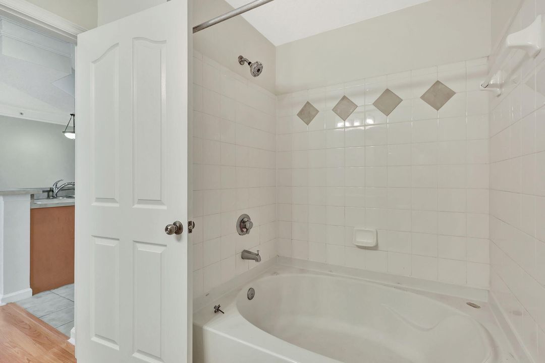 Active With Contract: $1,900 (1 beds, 1 baths, 932 Square Feet)