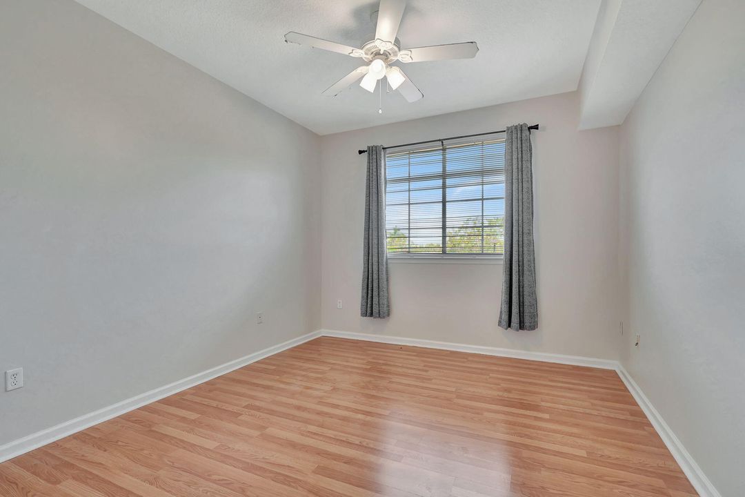 Active With Contract: $1,900 (1 beds, 1 baths, 932 Square Feet)