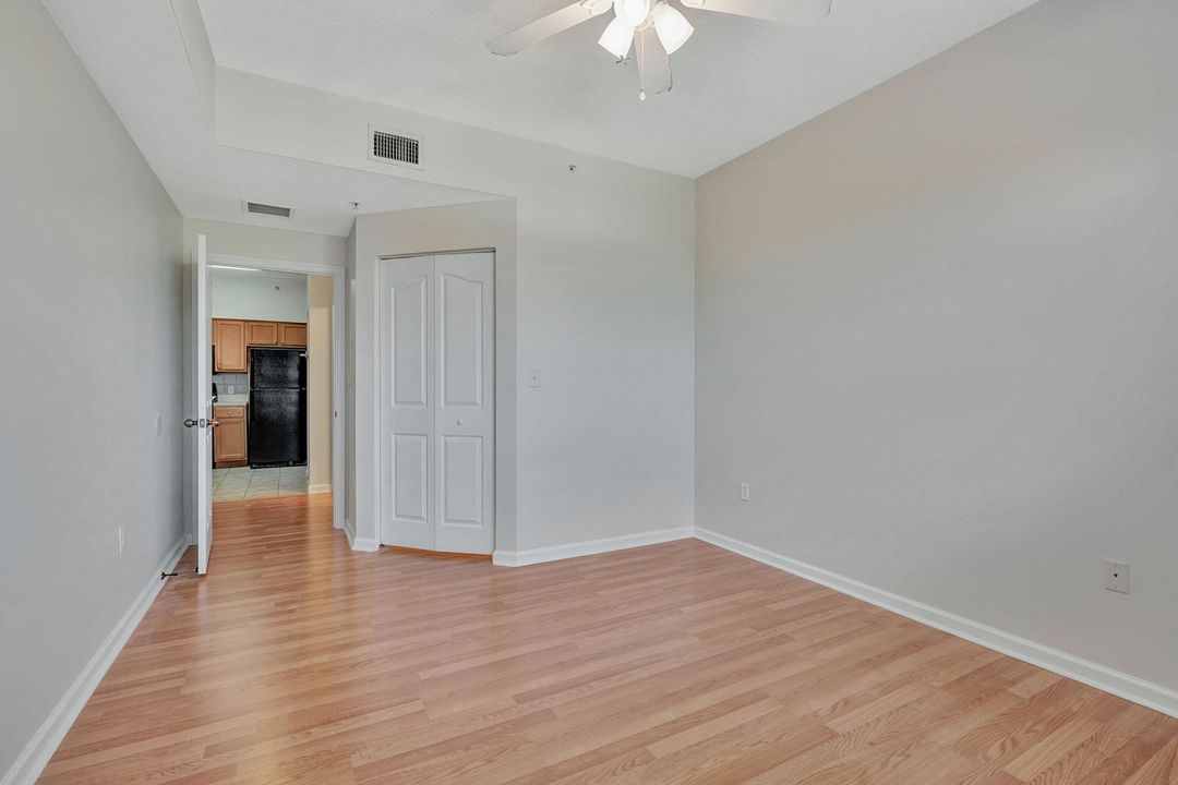 Active With Contract: $1,900 (1 beds, 1 baths, 932 Square Feet)