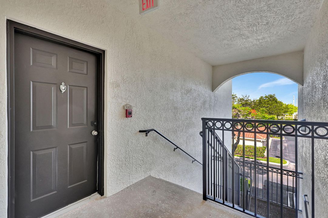 Active With Contract: $1,900 (1 beds, 1 baths, 932 Square Feet)