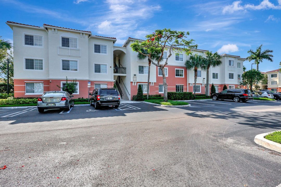 Active With Contract: $1,900 (1 beds, 1 baths, 932 Square Feet)