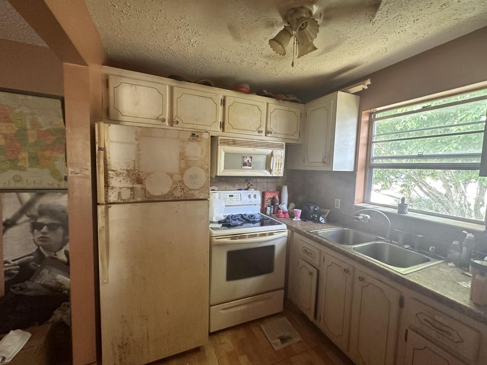 For Sale: $84,000 (1 beds, 1 baths, 702 Square Feet)