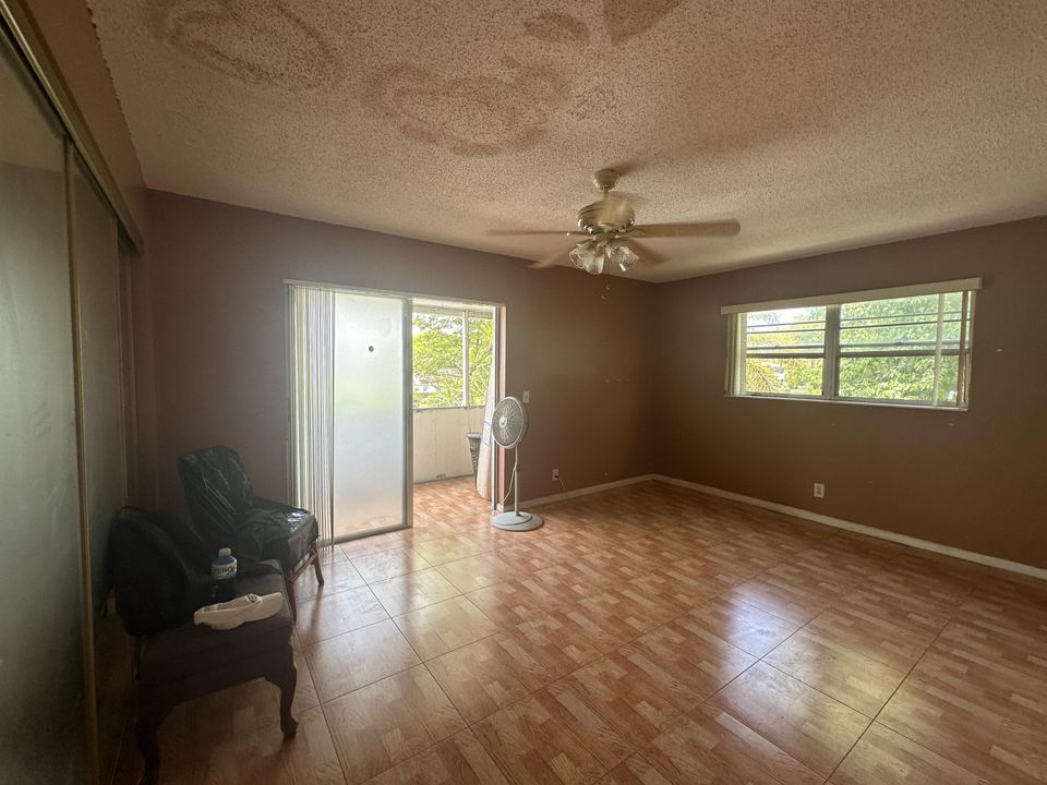 For Sale: $84,000 (1 beds, 1 baths, 702 Square Feet)