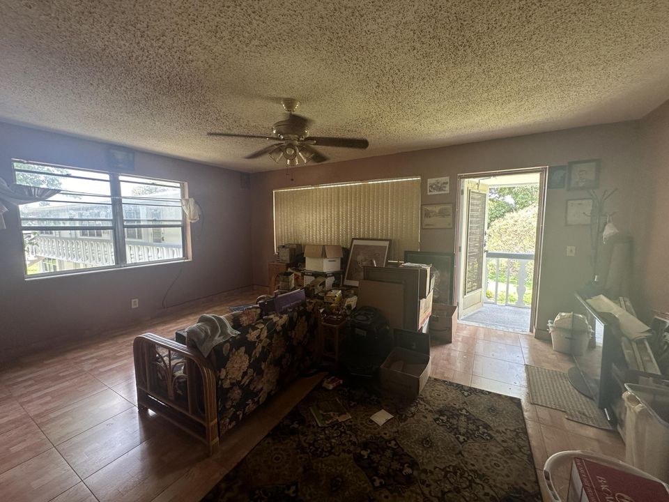 For Sale: $84,000 (1 beds, 1 baths, 702 Square Feet)