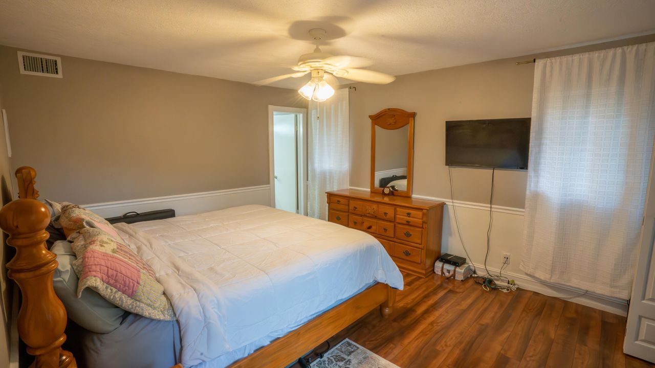 Active With Contract: $2,500 (3 beds, 2 baths, 1375 Square Feet)