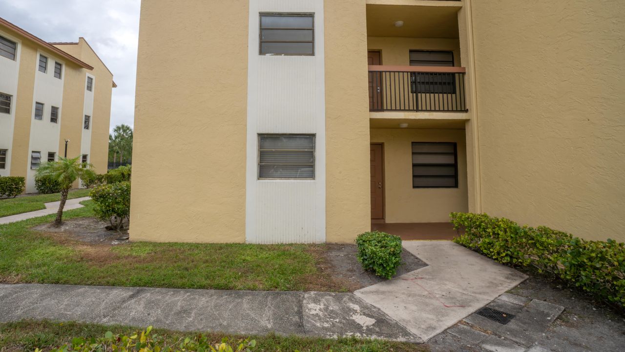 Active With Contract: $2,500 (3 beds, 2 baths, 1375 Square Feet)