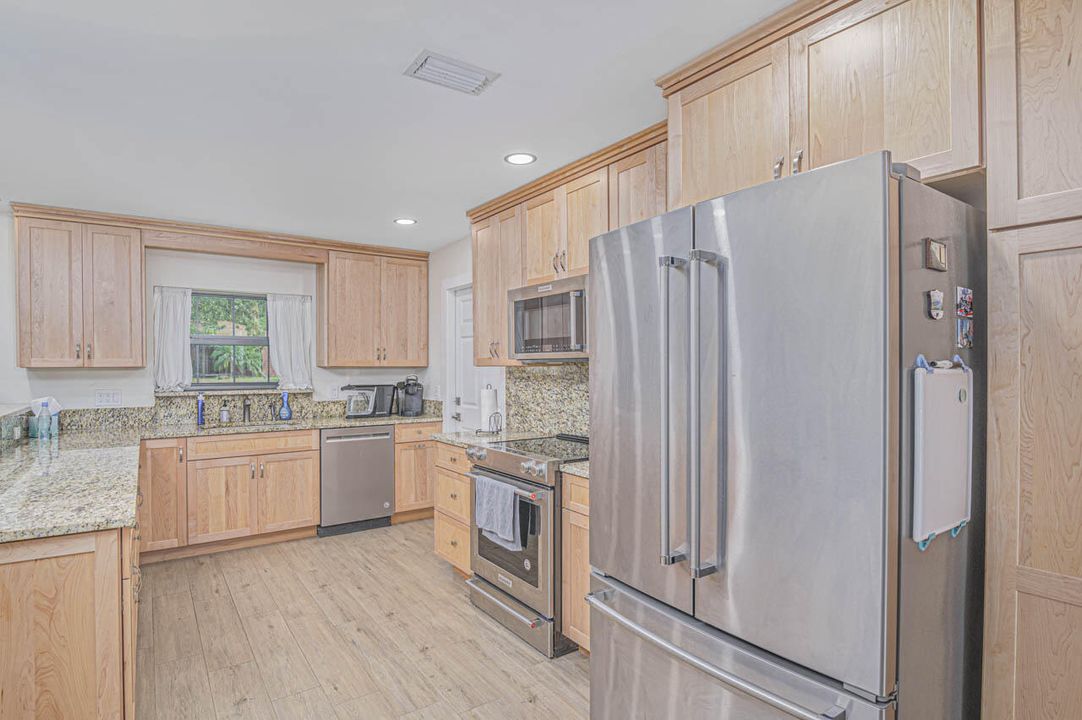 Active With Contract: $409,005 (2 beds, 2 baths, 1561 Square Feet)