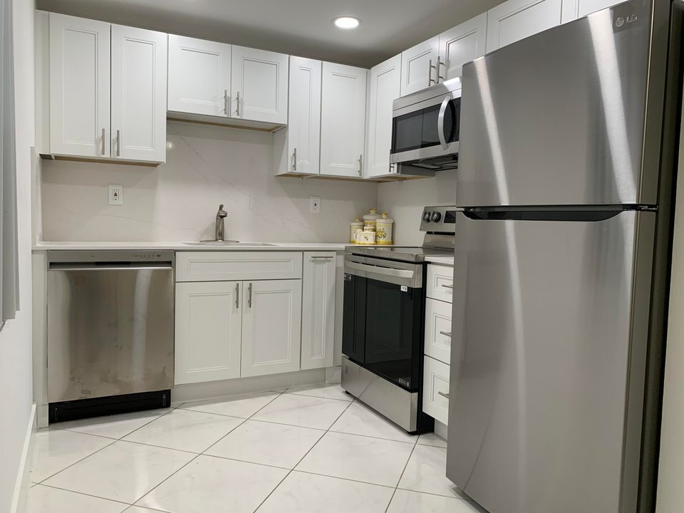 For Rent: $1,900 (2 beds, 2 baths, 902 Square Feet)