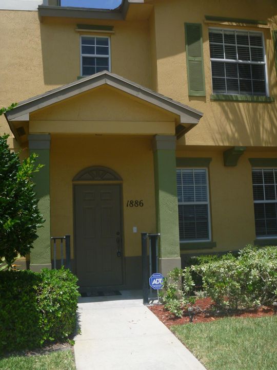 For Rent: $2,100 (3 beds, 2 baths, 1353 Square Feet)