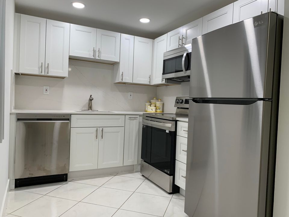 For Rent: $1,900 (2 beds, 2 baths, 902 Square Feet)