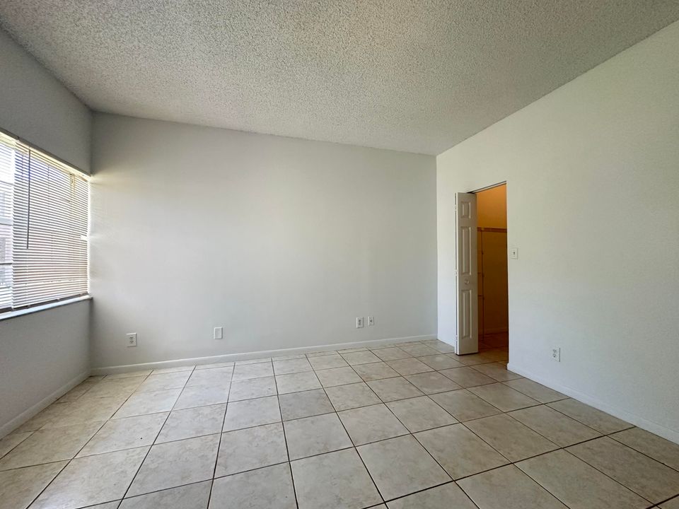 Active With Contract: $2,000 (2 beds, 2 baths, 891 Square Feet)