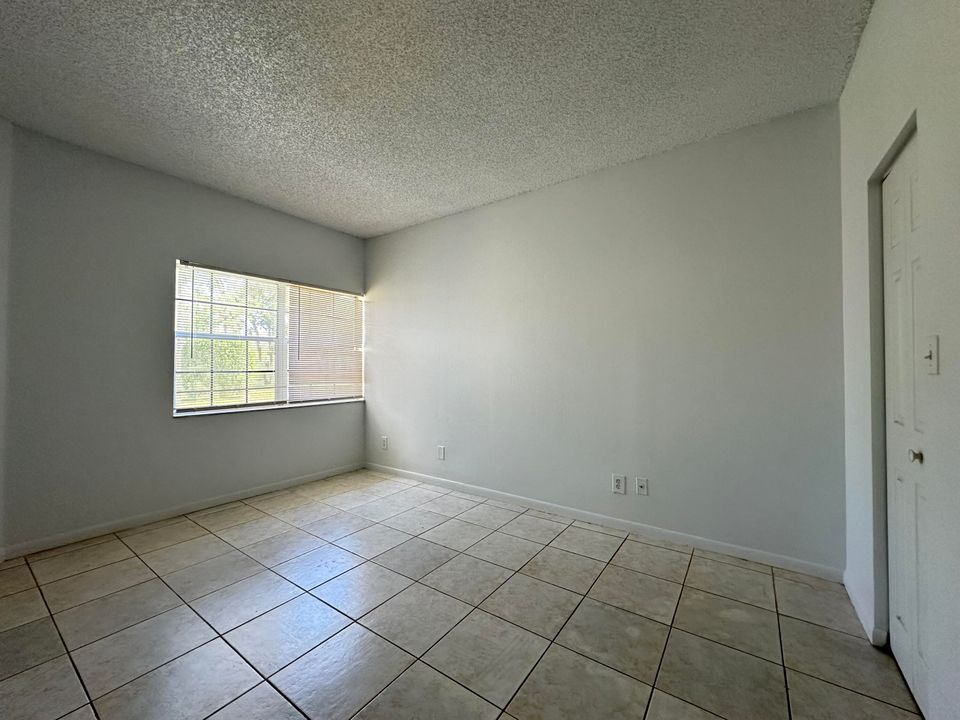 Active With Contract: $2,000 (2 beds, 2 baths, 891 Square Feet)