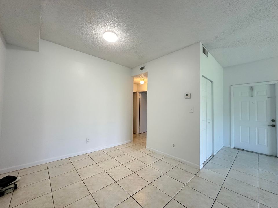 Active With Contract: $2,000 (2 beds, 2 baths, 891 Square Feet)