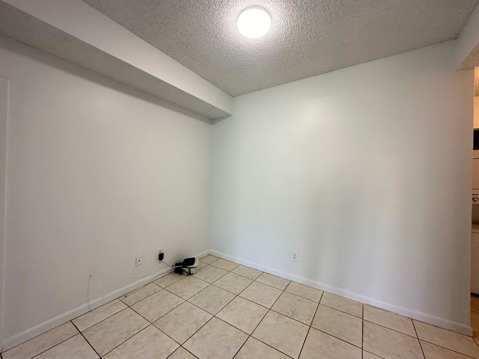 Active With Contract: $2,000 (2 beds, 2 baths, 891 Square Feet)