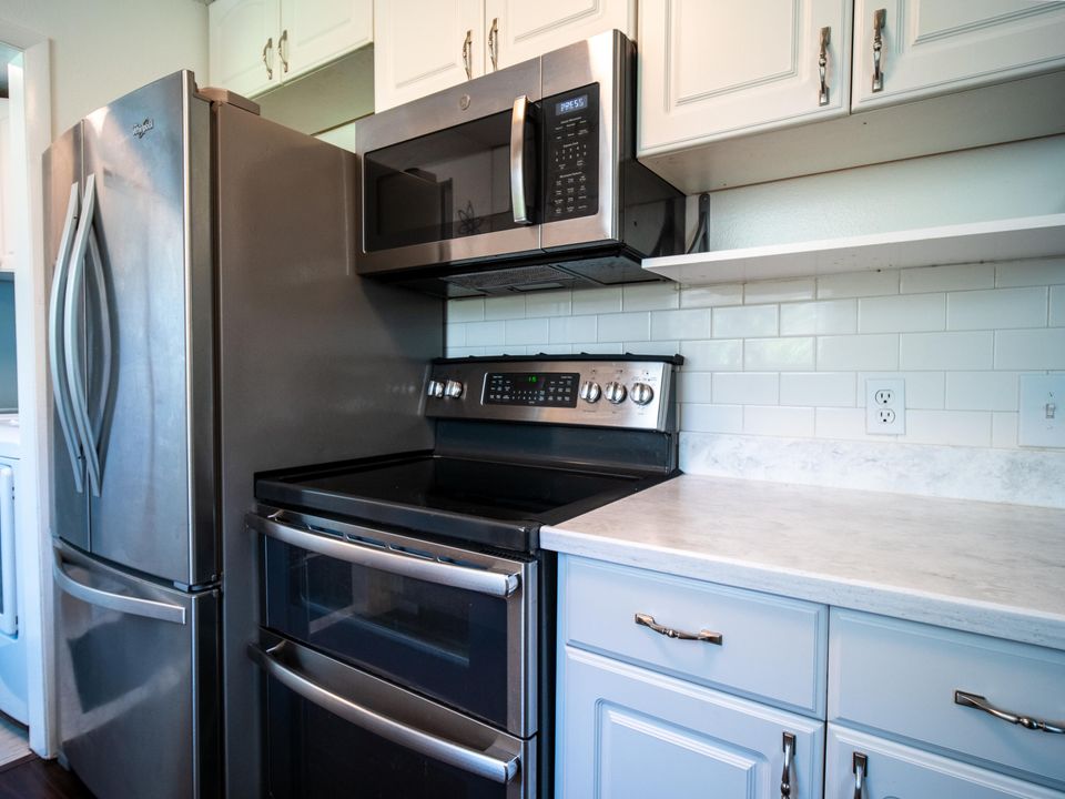 For Sale: $480,000 (3 beds, 1 baths, 896 Square Feet)