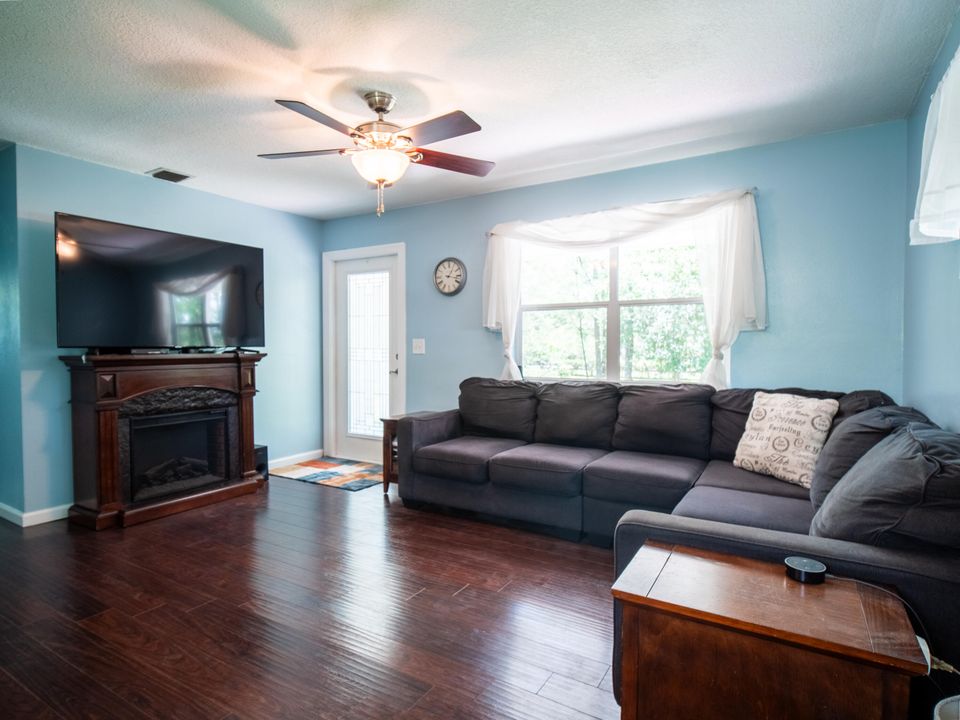 For Sale: $480,000 (3 beds, 1 baths, 896 Square Feet)