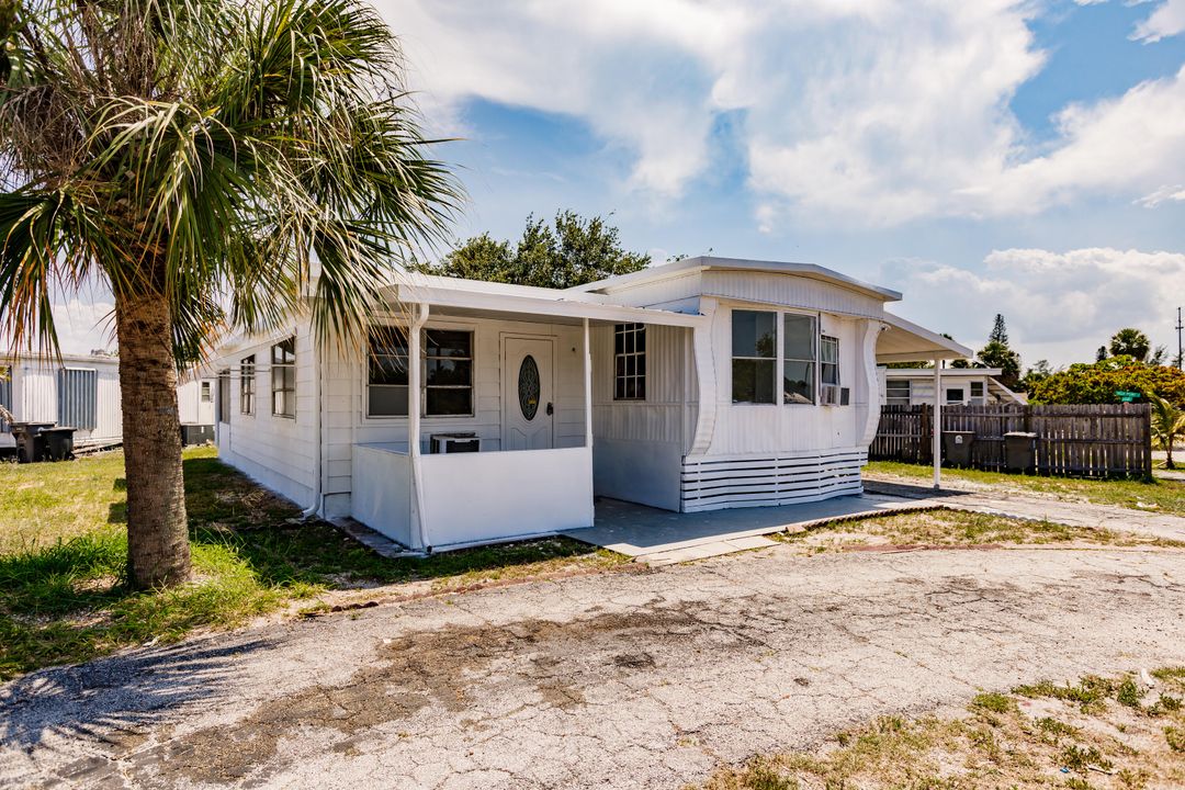 Active With Contract: $189,999 (3 beds, 2 baths, 938 Square Feet)