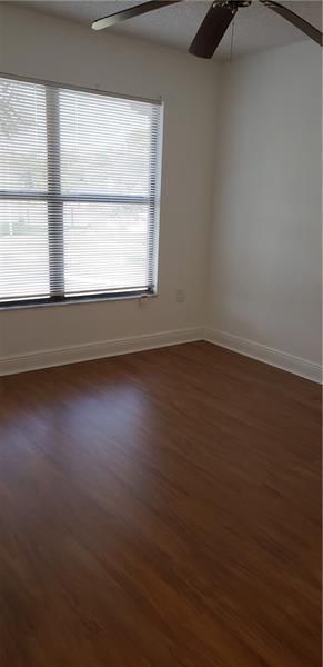 Active With Contract: $1,800 (2 beds, 2 baths, 900 Square Feet)