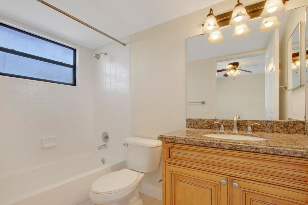 Active With Contract: $1,800 (2 beds, 2 baths, 900 Square Feet)