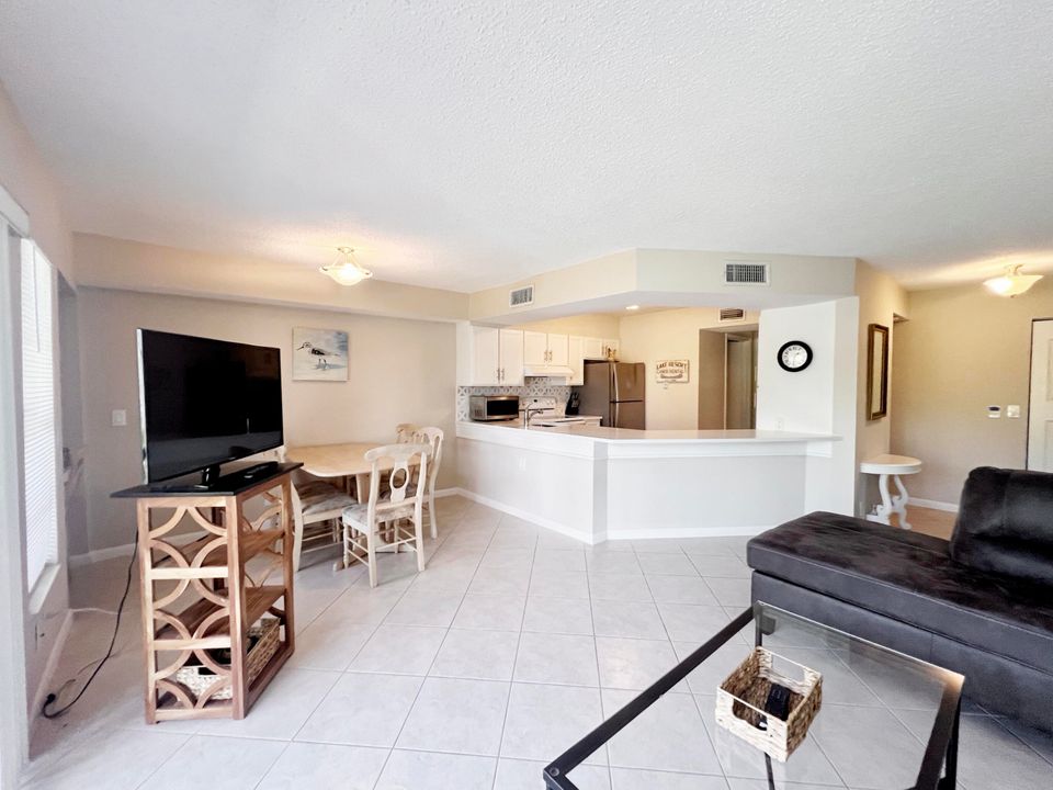 For Sale: $339,000 (1 beds, 1 baths, 704 Square Feet)