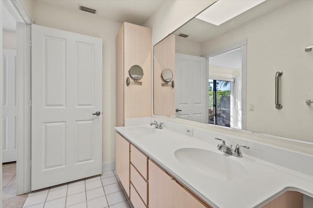 For Sale: $299,000 (2 beds, 2 baths, 1128 Square Feet)