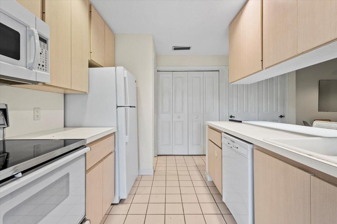 For Sale: $299,000 (2 beds, 2 baths, 1128 Square Feet)