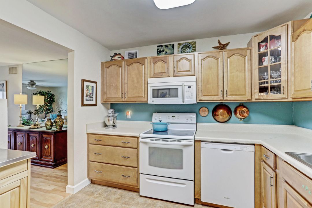 For Sale: $295,900 (2 beds, 2 baths, 1158 Square Feet)
