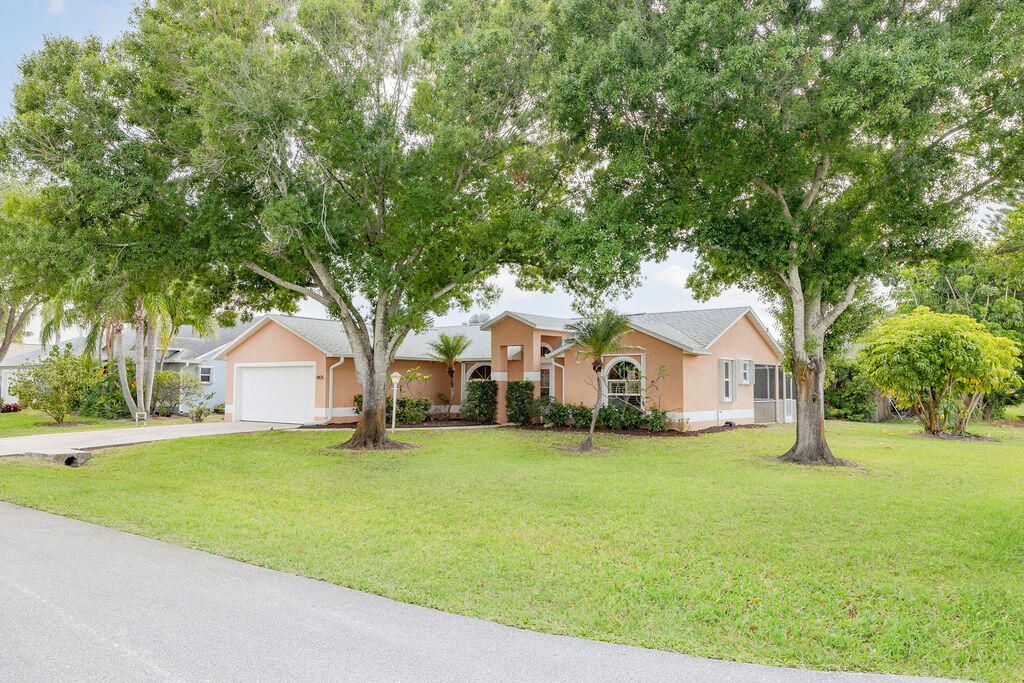 Active With Contract: $339,000 (3 beds, 2 baths, 1314 Square Feet)