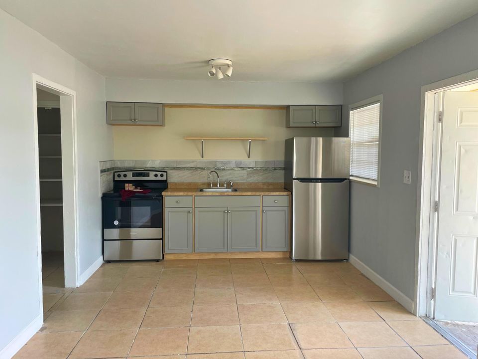 Active With Contract: $1,400 (1 beds, 1 baths, 574 Square Feet)