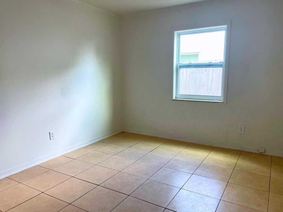 Active With Contract: $1,400 (1 beds, 1 baths, 574 Square Feet)