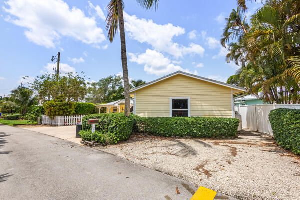 For Sale: $749,900 (3 beds, 2 baths, 1578 Square Feet)