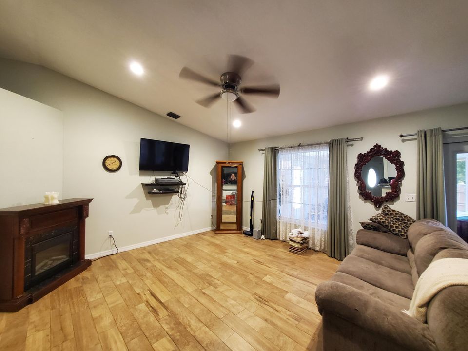 For Sale: $315,900 (3 beds, 2 baths, 1194 Square Feet)