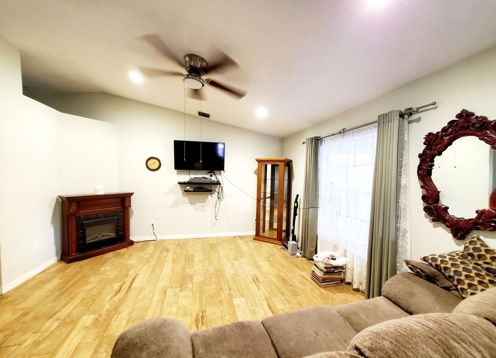 For Sale: $315,900 (3 beds, 2 baths, 1194 Square Feet)