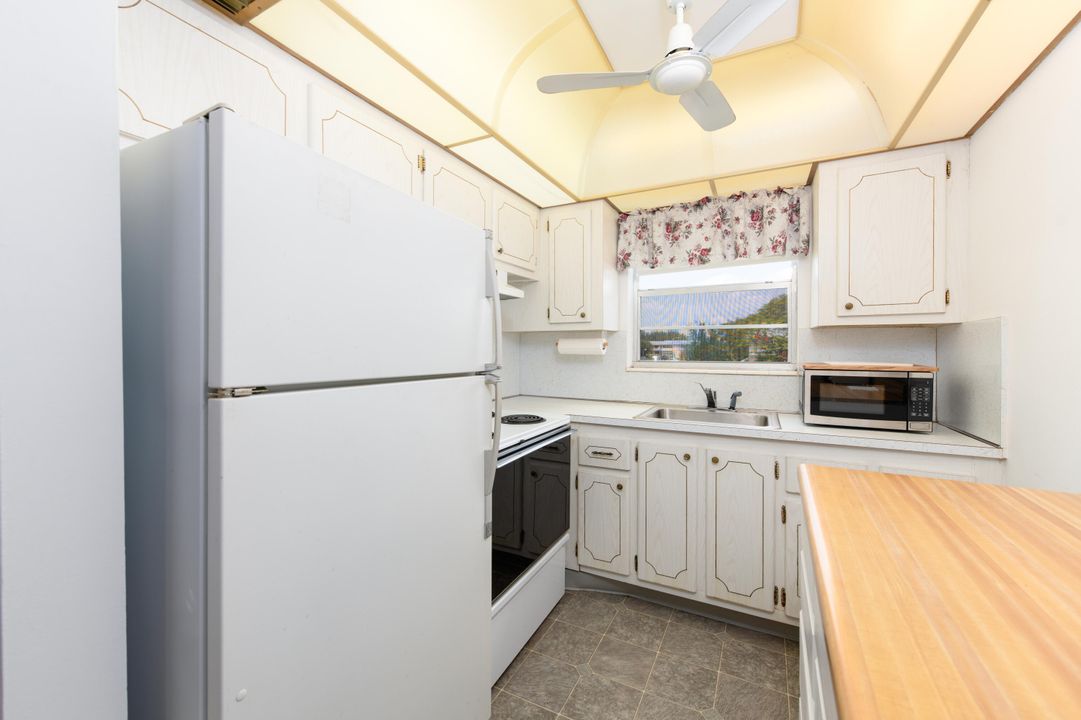 For Sale: $91,500 (1 beds, 1 baths, 684 Square Feet)