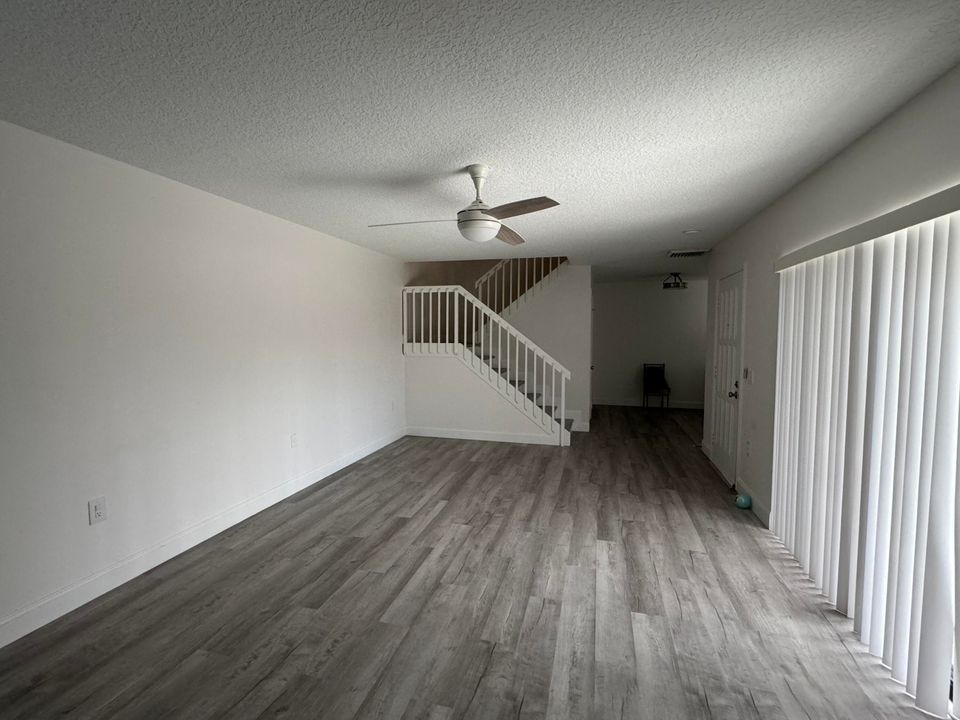 Active With Contract: $2,500 (2 beds, 2 baths, 1236 Square Feet)