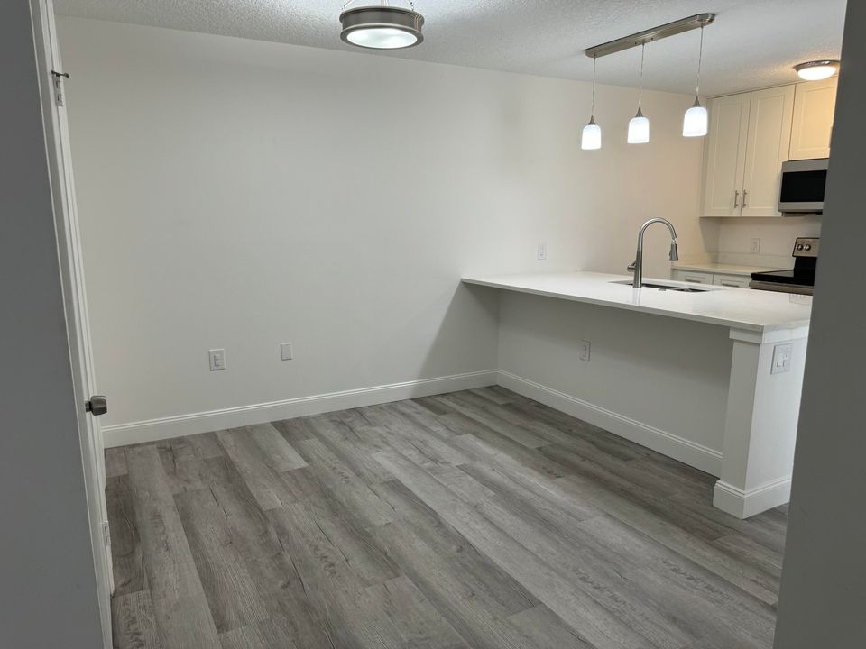 Active With Contract: $2,500 (2 beds, 2 baths, 1236 Square Feet)