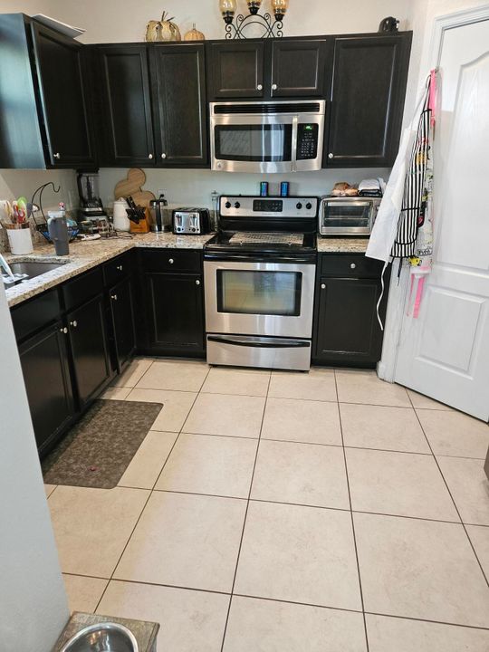 For Rent: $2,900 (4 beds, 2 baths, 1748 Square Feet)