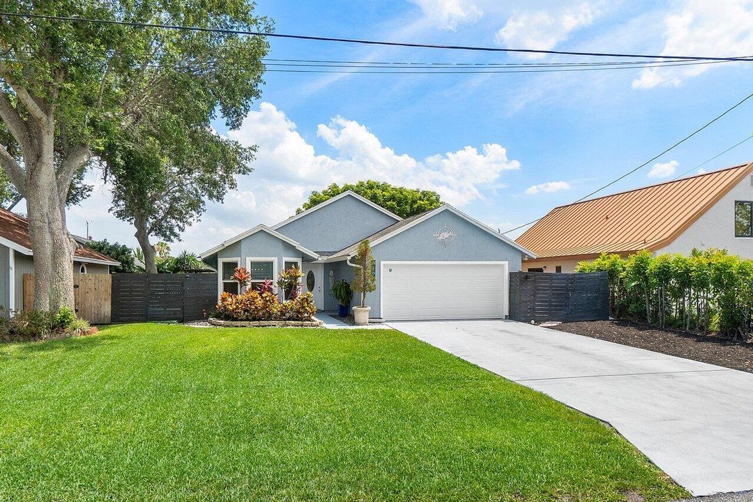 Active With Contract: $639,900 (3 beds, 2 baths, 1559 Square Feet)