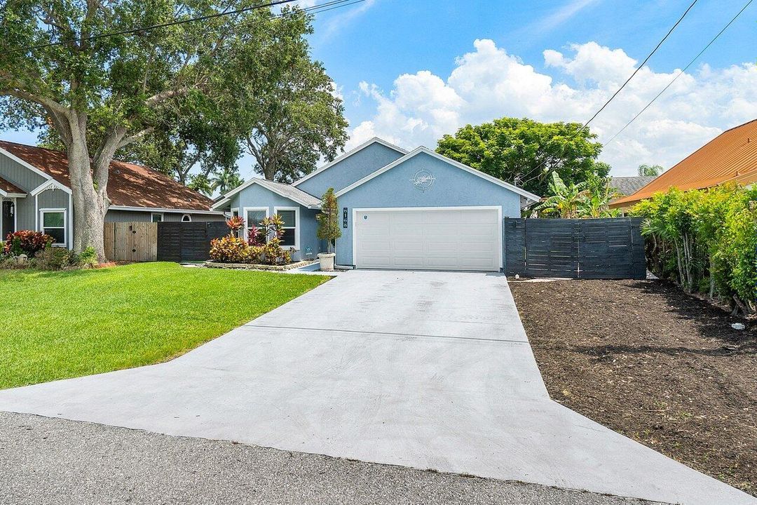 Active With Contract: $639,900 (3 beds, 2 baths, 1559 Square Feet)