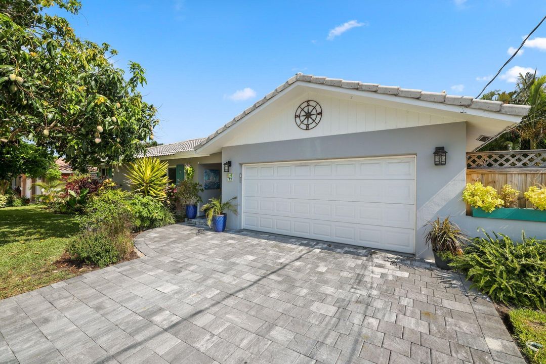 For Sale: $1,975,000 (4 beds, 2 baths, 2042 Square Feet)