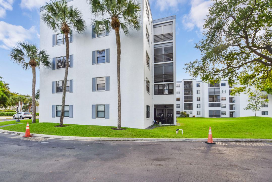 Active With Contract: $2,300 (2 beds, 2 baths, 1015 Square Feet)