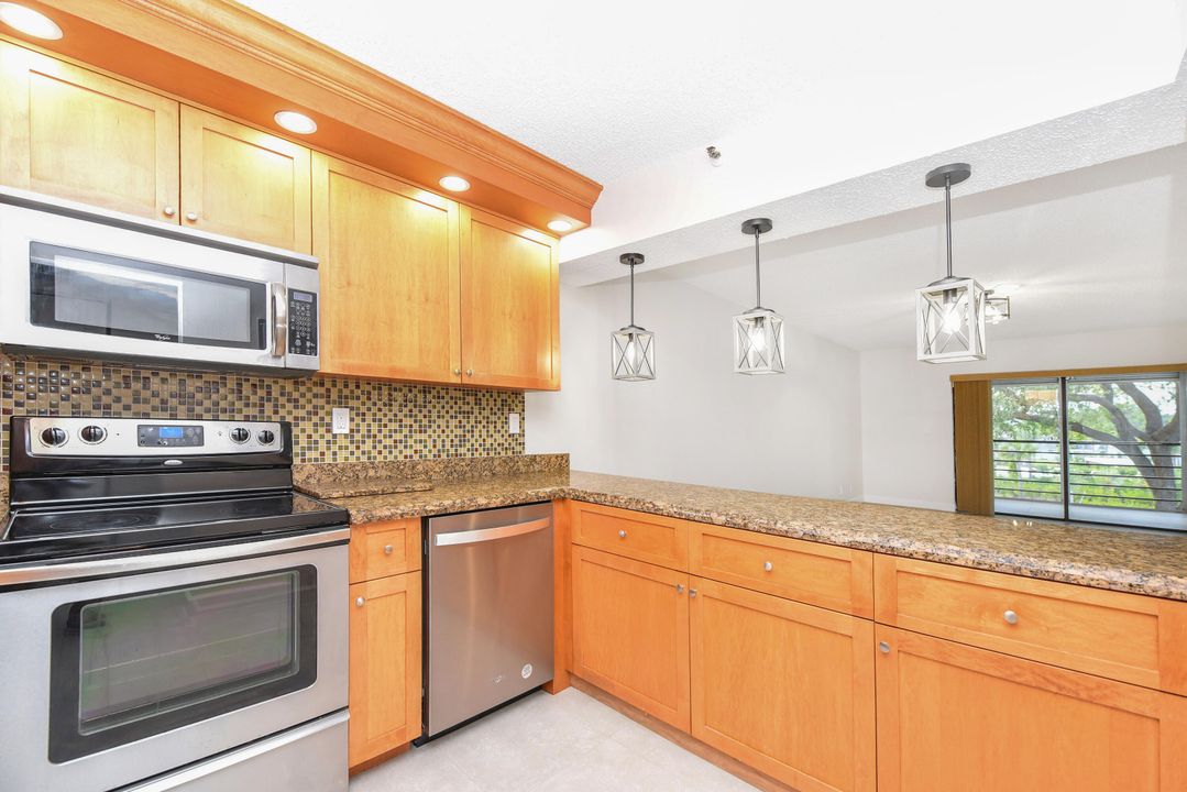 Active With Contract: $2,300 (2 beds, 2 baths, 1015 Square Feet)