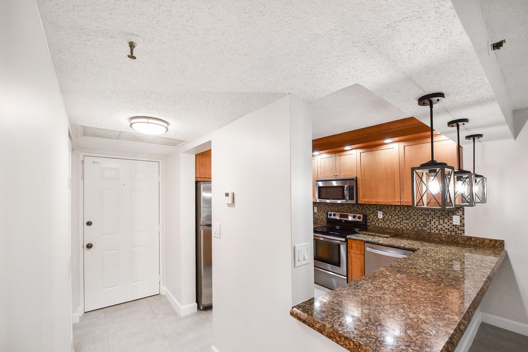 Active With Contract: $2,300 (2 beds, 2 baths, 1015 Square Feet)