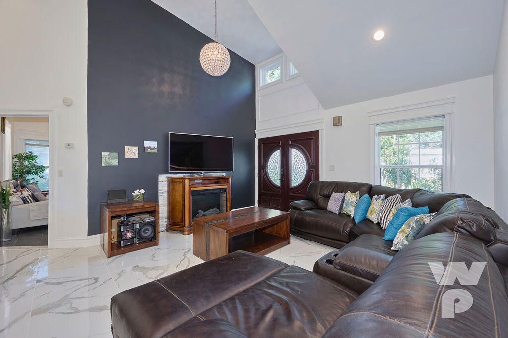 For Sale: $650,000 (4 beds, 2 baths, 1800 Square Feet)