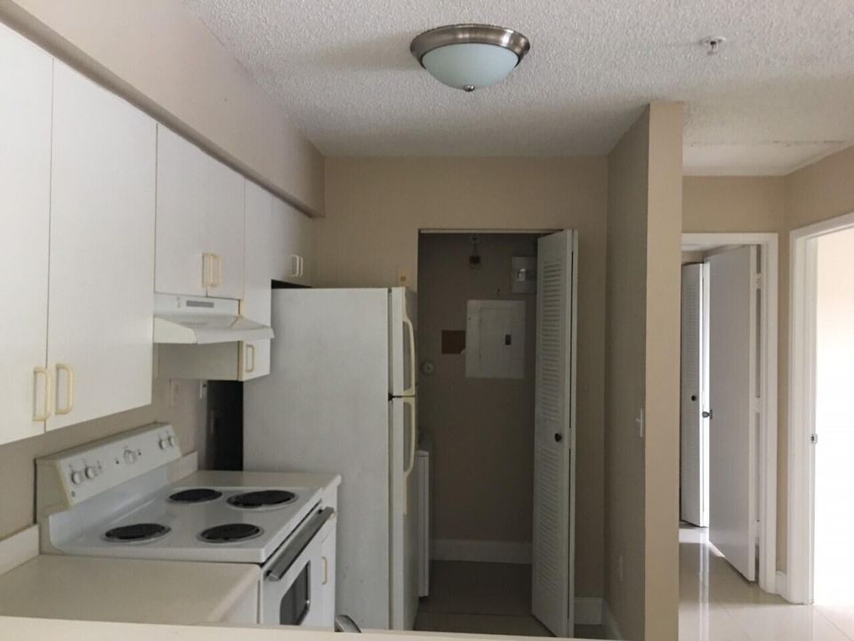 Active With Contract: $1,650 (1 beds, 1 baths, 729 Square Feet)