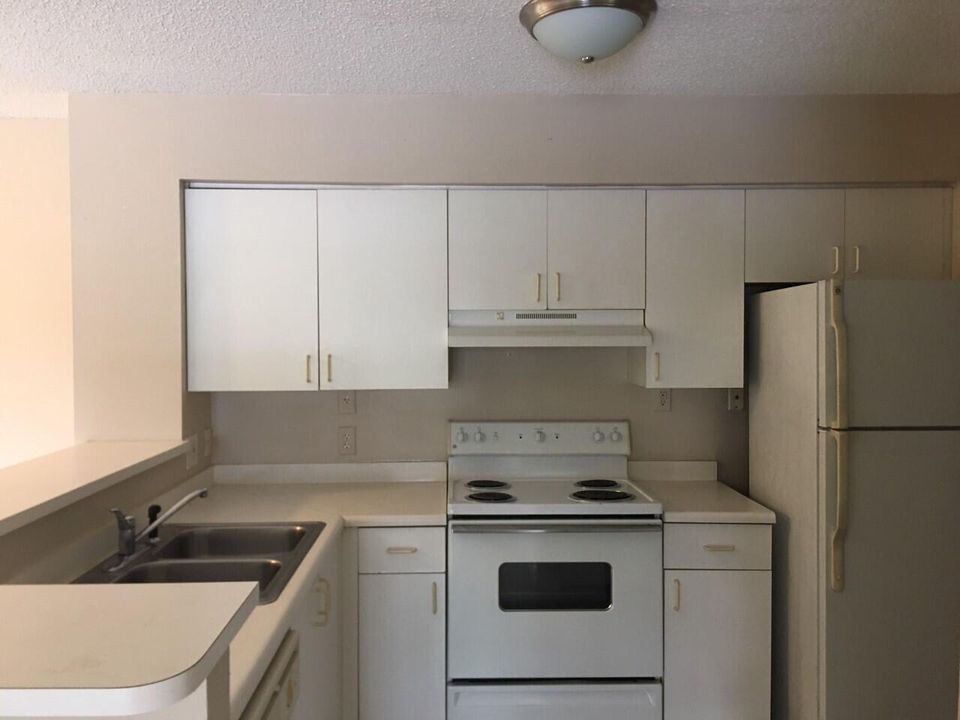 Active With Contract: $1,650 (1 beds, 1 baths, 729 Square Feet)