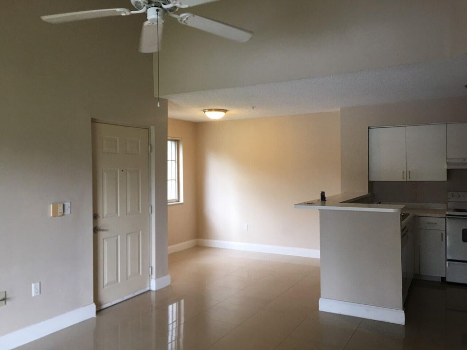 Active With Contract: $1,650 (1 beds, 1 baths, 729 Square Feet)