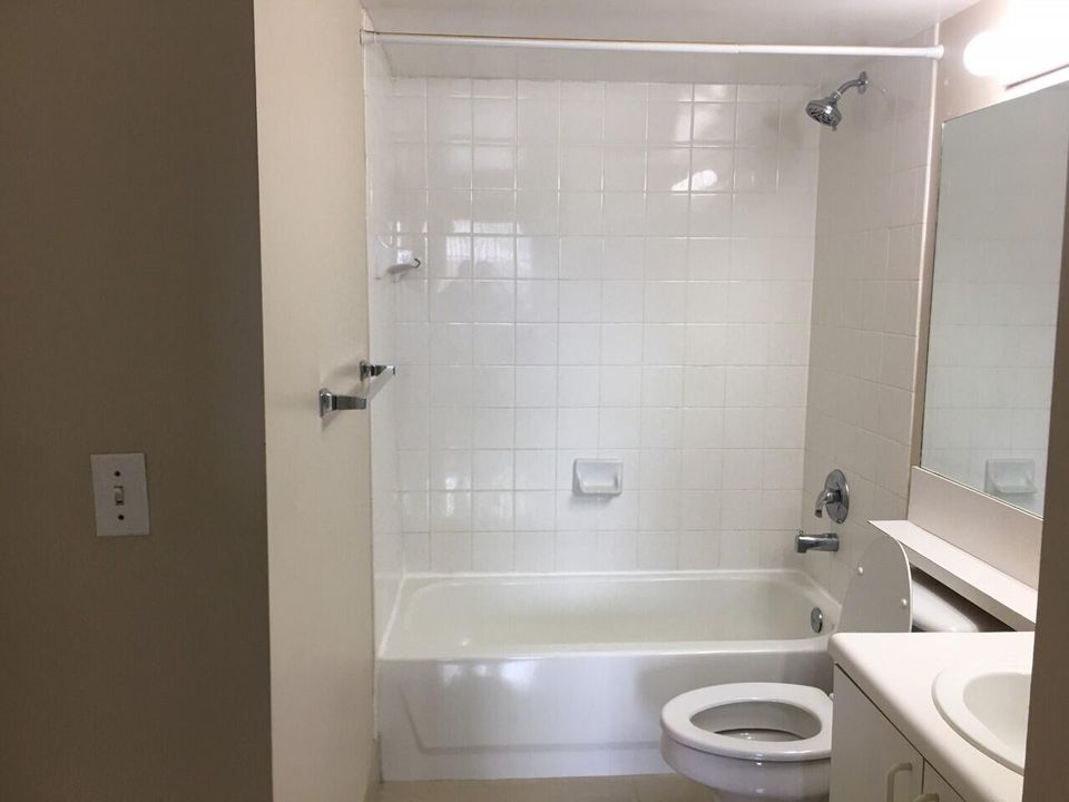 Active With Contract: $1,650 (1 beds, 1 baths, 729 Square Feet)