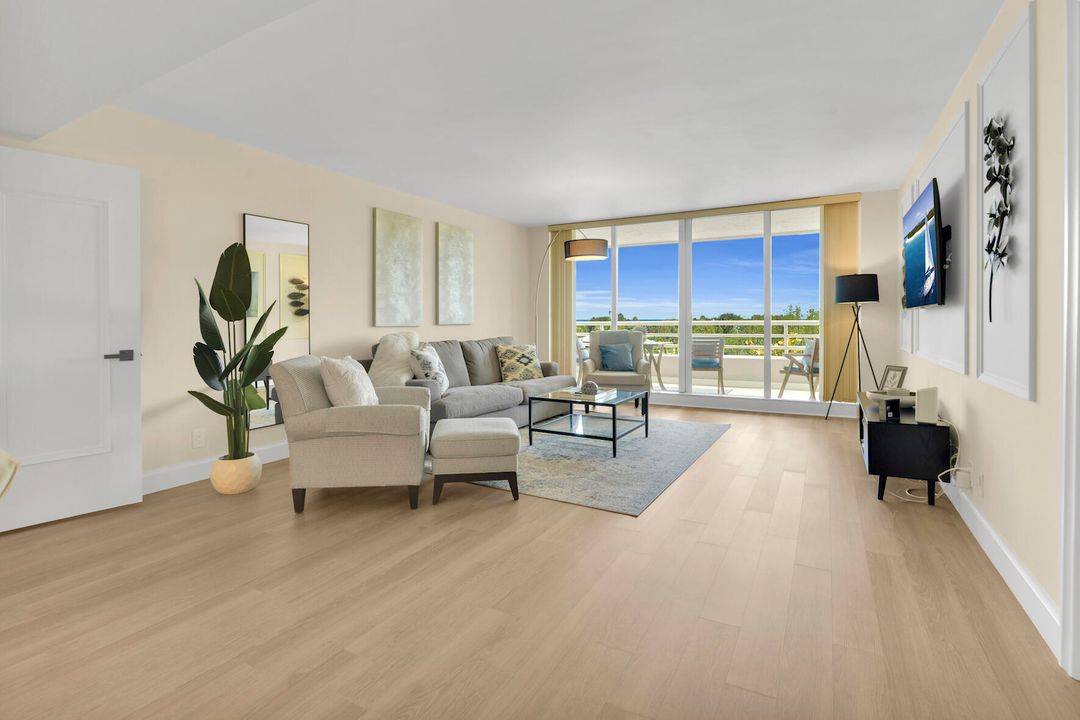 Active With Contract: $789,000 (2 beds, 2 baths, 1438 Square Feet)