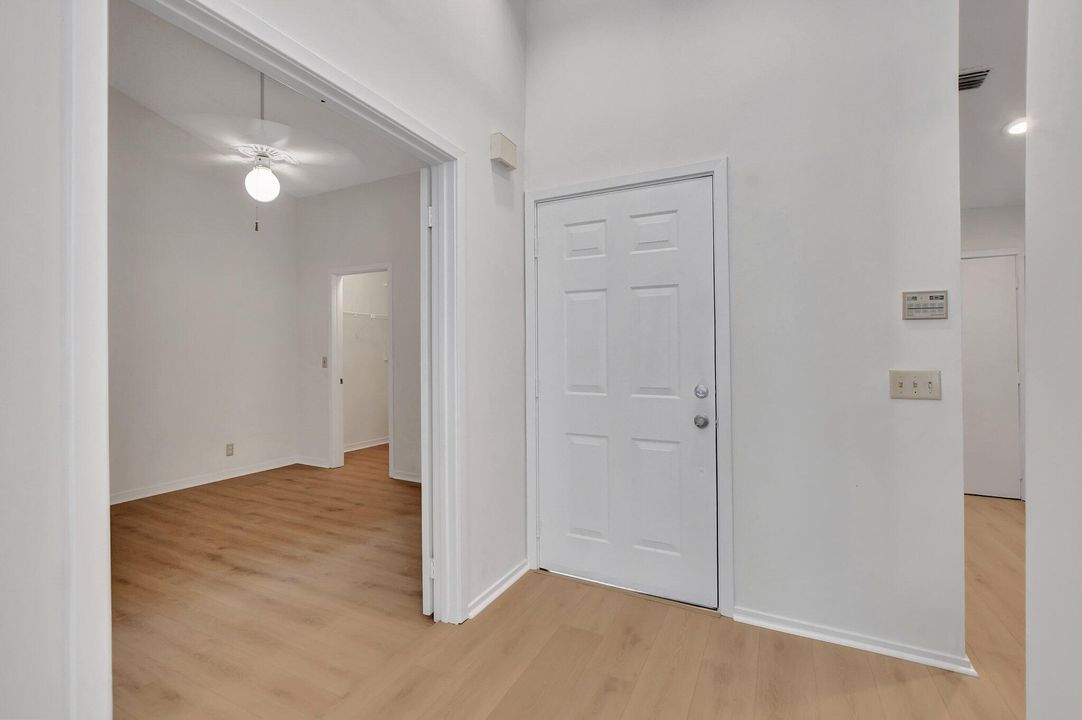 Active With Contract: $425,000 (2 beds, 2 baths, 988 Square Feet)